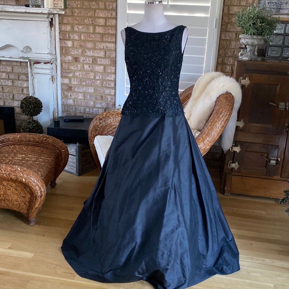 CRISALA CHRIS KOLE BLACK EVENING GOWN SEQUINED BODY 8 EXCELLENT